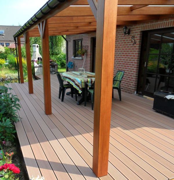 Terrasse en bois composite et pergola en méranti